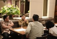 Wali Kota Makassar Munafri Arifuddin (kemeja warna keemasan). (ist)