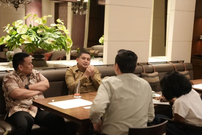 Wali Kota Makassar Munafri Arifuddin (kemeja warna keemasan). (ist)