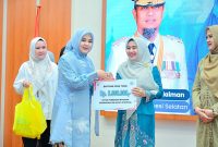 Wagub Sulsel Fatmawati Rusdi menyumbangkan gaji bulanannya untuk program penurunan angka stunting dan menekan jumlah anak putus sekolah di Sulsel, Kota Makassar, Rabu (30/4). (Humas)