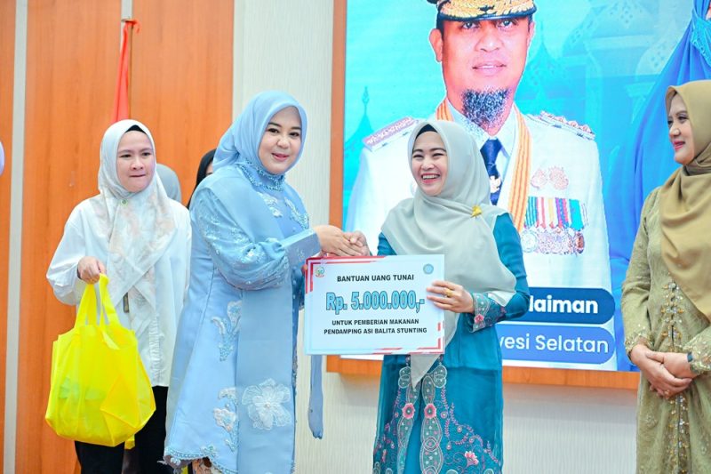 Wagub Sulsel Fatmawati Rusdi menyumbangkan gaji bulanannya untuk program penurunan angka stunting dan menekan jumlah anak putus sekolah di Sulsel, Kota Makassar, Rabu (30/4). (Humas)