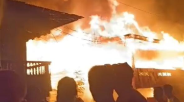 Situasi mencekam saat kebakaran rumah di Desa Opo, Kecamatan Ajangale, Kabupaten Bone, Rabu malam (30/4). (ist)
