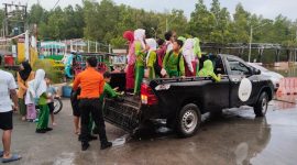 Anggota BPBD angkut anak-anak di Bontang Kuala menggunakan pick up menuju sekolah, Rabu (30/4). (ist)