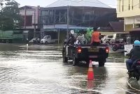 Kondisi jalan di Bontang Kuala yang tergenang air karena banjir Rob, Kota Bontang, Rabu (30/4), (ist)