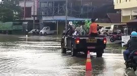 Kondisi jalan di Bontang Kuala yang tergenang air karena banjir Rob, Kota Bontang, Rabu (30/4), (ist)