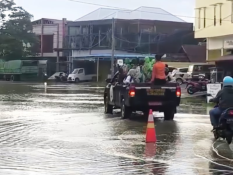 Kondisi jalan di Bontang Kuala yang tergenang air karena banjir Rob, Kota Bontang, Rabu (30/4), (ist)