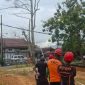 BPBD Bontang tebang pohon rawan tumbang di Kanaan, Kecamatan Tanete Riattang Barat, Kamis (1/5). (ist)