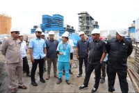 Komisi C DPRD Bontang melakukan peninjauan langsung ke titik akhir pembuangan limbah cair milik perusahaan pengolahan CPO.(istimewa)