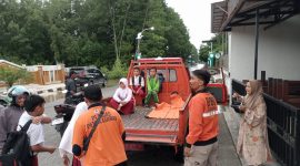 BK Kembali Terendam, BPBD Bontang Jemput Bola Antar Pelajar Lintasi Banjir. (ist)