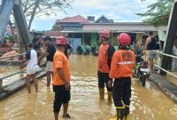 BPBD Bontang Pantau Ketat Debit Sungai di Kelurahan Api-Api, Senin (12/5). (ist)