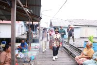 Wali Kota Bontang Neni Moerniaeni menjelajahi potensi destinasi laut unggulan Bontang. Minggu (18/5). (ist)