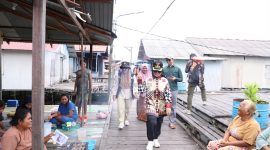 Wali Kota Bontang Neni Moerniaeni menjelajahi potensi destinasi laut unggulan Bontang. Minggu (18/5). (ist)