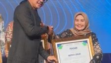 Wamen Bima Arya Sugiarto saat menyerahkan penghargaan kepada Bupati Sinjai, Hj Ratnawati Arif. (10/6/2025).