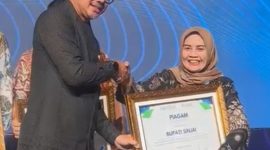 Wamen Bima Arya Sugiarto saat menyerahkan penghargaan kepada Bupati Sinjai, Hj Ratnawati Arif. (10/6/2025).