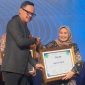 Wamen Bima Arya Sugiarto saat menyerahkan penghargaan kepada Bupati Sinjai, Hj Ratnawati Arif. (10/6/2025).