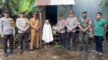 Sambut Hari Bhayangkara ke-79, Kapolsek Sinjai Utara Bersama Lurah Biringere Sambangi Warga Kurang Mampu Serahkan Bantuan