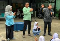 Anggota DPRD Kota Bontang,Muhammad Sahib, menyapa hangat siswa-siswi SDN 001 Bontang Selatan dalam kegiatan senam bersama, Sabtu (31/5/2025). (ist)