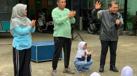 Anggota DPRD Kota Bontang,Muhammad Sahib, menyapa hangat siswa-siswi SDN 001 Bontang Selatan dalam kegiatan senam bersama, Sabtu (31/5/2025). (ist)