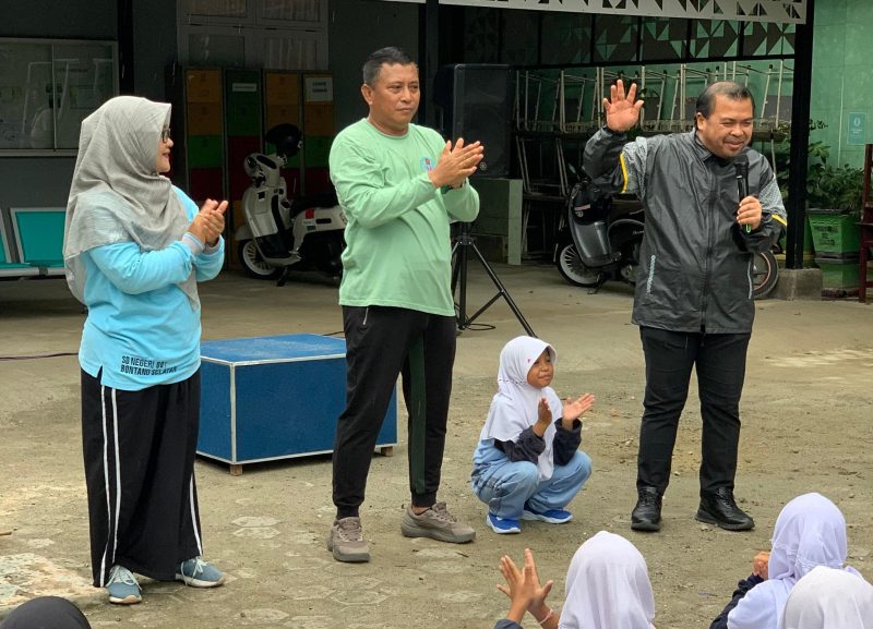 Anggota DPRD Kota Bontang,Muhammad Sahib, menyapa hangat siswa-siswi SDN 001 Bontang Selatan dalam kegiatan senam bersama, Sabtu (31/5/2025). (ist)
