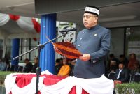 Wakil Ketua DPRD Bontang, Maming dipercaya membacakan teks Undang-Undang Dasar 1945 dalam peringatan Hari Lahir Pancasila, Senin (2/6). (ist)