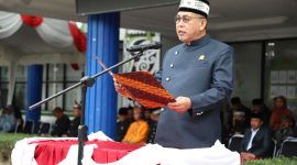Wakil Ketua DPRD Bontang, Maming dipercaya membacakan teks Undang-Undang Dasar 1945 dalam peringatan Hari Lahir Pancasila, Senin (2/6). (ist)