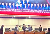 Wakil Ketua Bapemperda, Sem Nalpa Mario Guling menyerahkan dokumen Raperda kepada Wakil Ketua DPRD Maming. (ist)