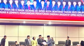 Wakil Ketua Bapemperda, Sem Nalpa Mario Guling menyerahkan dokumen Raperda kepada Wakil Ketua DPRD Maming. (ist)