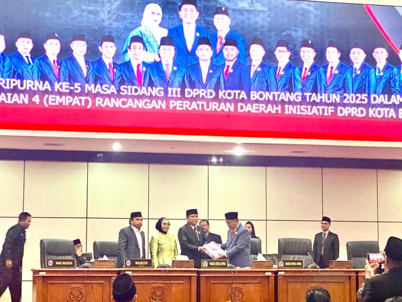 Wakil Ketua Bapemperda, Sem Nalpa Mario Guling menyerahkan dokumen Raperda kepada Wakil Ketua DPRD Maming. (ist)