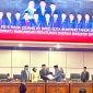 Wakil Ketua Bapemperda, Sem Nalpa Mario Guling menyerahkan dokumen Raperda kepada Wakil Ketua DPRD Maming. (ist)