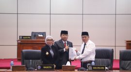 Ketua Fraksi Gerindra, Sem Nalpa Mario menyerahkan rekomendasi saat rapat paripurna, Selasa (10/6). (ist)