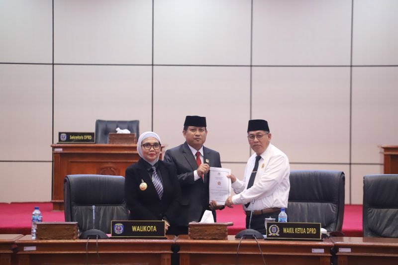 Ketua Fraksi Gerindra, Sem Nalpa Mario menyerahkan rekomendasi saat rapat paripurna, Selasa (10/6). (ist)