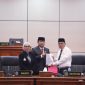 Ketua Fraksi Gerindra, Sem Nalpa Mario menyerahkan rekomendasi saat rapat paripurna, Selasa (10/6). (ist)