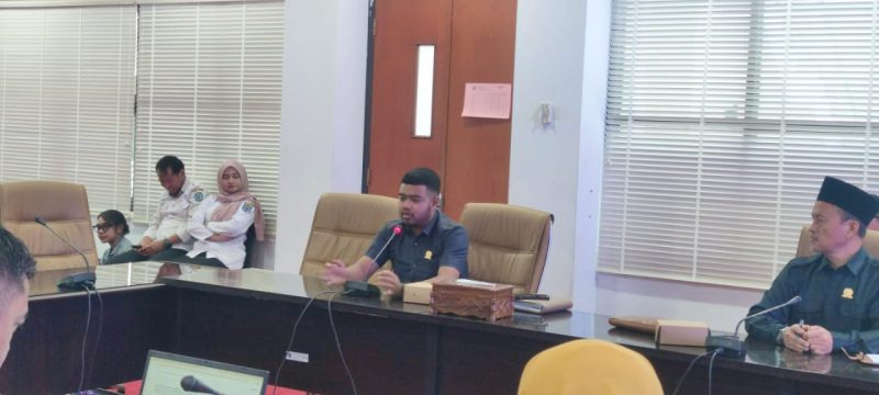 Rapat gabungan Komisi A dan C DPRD Bontang bahas kekisruhan di Universitas Trunajaya, Senin (16/6). (ist)