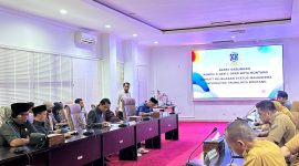 Rapat gabungan Komisi A dan C DPRD Bontang bahas kekisruhan di Universitas Trunajaya, Senin (16/6). (ist)