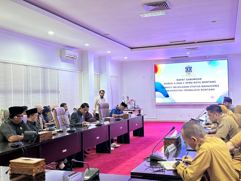 Rapat gabungan Komisi A dan C DPRD Bontang bahas kekisruhan di Universitas Trunajaya, Senin (16/6). (ist)