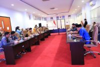 Rapat gabungan Komisi A dan C DPRD Bontang bahas kekisruhan di Universitas Trunajaya, Senin (16/6). (ist)