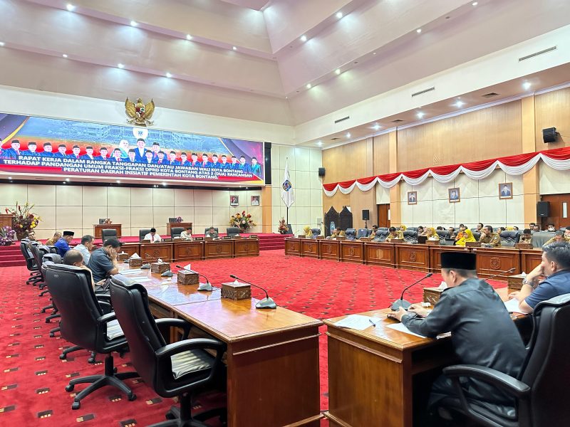 Rapat kerja DPRD Bontang mendengarkan tanggapan Pemkot terhadap pandangan fraksi-fraksi terkait dua raperda, Senin (16/6). (ist)