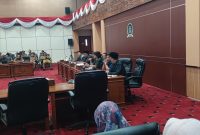 Anggota DPRD Bontang, Nursalam, menyampaikan kritik tajam terhadap sikap pemerintah pusat dalam rapat kerja bersama eksekutif terkait status Kampung Sidrap, Senin (16/6/2025).
