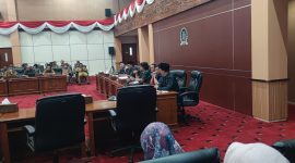 Anggota DPRD Bontang, Nursalam, menyampaikan kritik tajam terhadap sikap pemerintah pusat dalam rapat kerja bersama eksekutif terkait status Kampung Sidrap, Senin (16/6/2025).