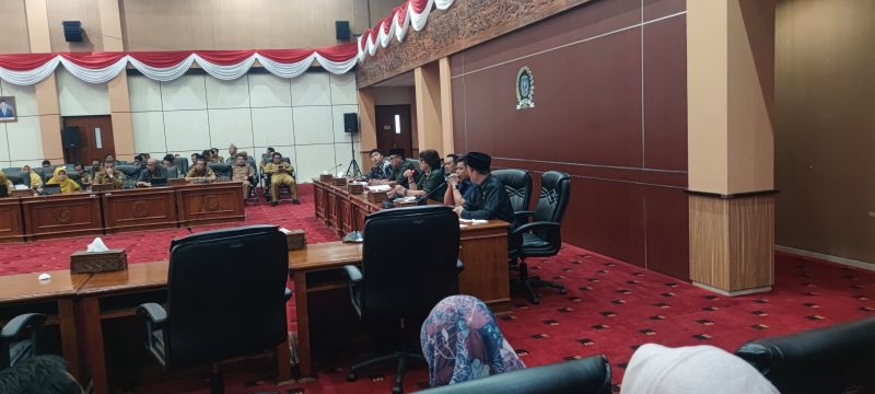 Anggota DPRD Bontang, Nursalam, menyampaikan kritik tajam terhadap sikap pemerintah pusat dalam rapat kerja bersama eksekutif terkait status Kampung Sidrap, Senin (16/6/2025).
