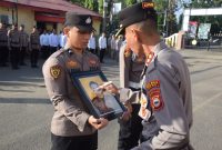 Kapolres Bone AKBP Sugeng Setio Budhi menegaskan komitmen bersih-bersih Polri dengan mencoret foto anggota terlibat narkoba dalam upacara PTDH. (ist)