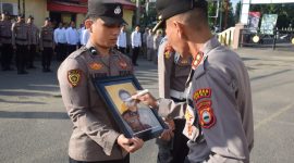 Kapolres Bone AKBP Sugeng Setio Budhi menegaskan komitmen bersih-bersih Polri dengan mencoret foto anggota terlibat narkoba dalam upacara PTDH. (ist)