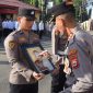 Kapolres Bone AKBP Sugeng Setio Budhi menegaskan komitmen bersih-bersih Polri dengan mencoret foto anggota terlibat narkoba dalam upacara PTDH. (ist)