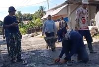 Warga lingkungan Cilellang Kelurahan Toro gotong royong perbaiki jalan, Kabupaten Bone, Selasa (17/6). (ist)