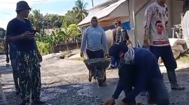 Warga lingkungan Cilellang Kelurahan Toro gotong royong perbaiki jalan, Kabupaten Bone, Selasa (17/6). (ist)