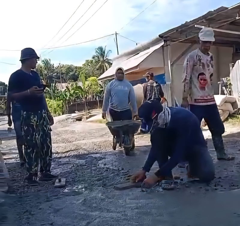 Warga lingkungan Cilellang Kelurahan Toro gotong royong perbaiki jalan, Kabupaten Bone, Selasa (17/6). (ist)