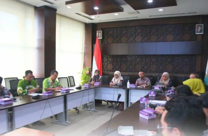 Suasana rapat Tim Pokja IDI 2025 di Ruang Kersik Luwai, diikuti perwakilan DPRD Kaltim dan sejumlah instansi terkait. (Foto:Hms)