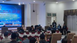 Ketua DPRD Bontang, Andi Faizal Sofyan Hasdam, memberikan penegasan soal polemik dana hibah olahraga dalam rapat paripurna DPRD, Senin (23/6). (ist)