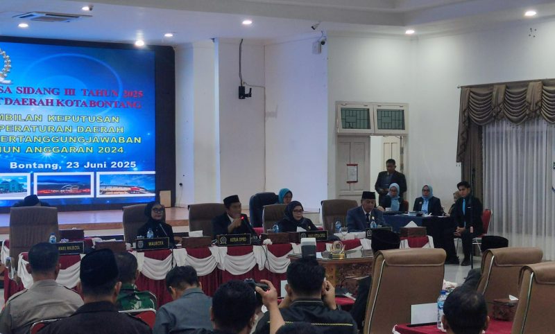 Ketua DPRD Bontang, Andi Faizal Sofyan Hasdam, memberikan penegasan soal polemik dana hibah olahraga dalam rapat paripurna DPRD, Senin (23/6). (ist)