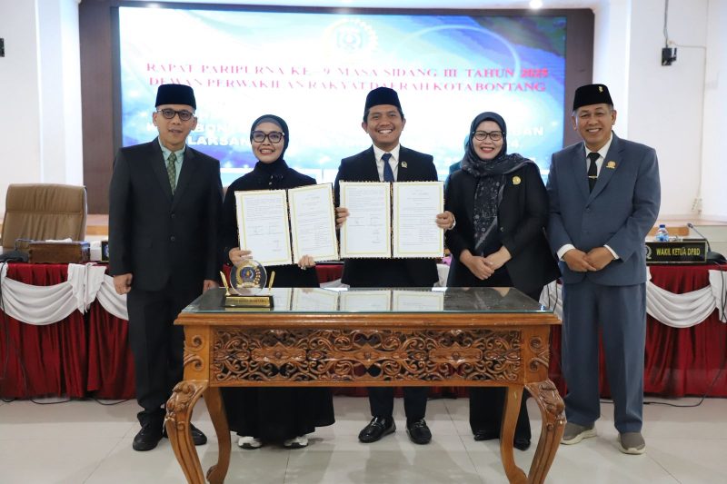 Wali Kota Bontang, Neni Moerniaeni bersama pimpinan DPRD saat mengikuti Rapat Paripurna Pengesahan Pertanggungjawaban Pelaksanaan APBD 2024 di Pendopo Rumah Jabatan, Senin (23/6). (ist)