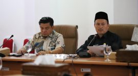 Sekretaris Komisi A DPRD Bontang Saeful Rizal memimpin jalannya rapat (kanan). (ist)